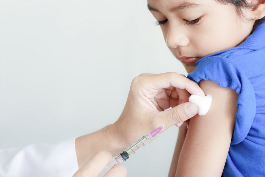 Dostępne szczepienia zmniejszają ryzyko zakażenia Omikronem i hospitalizacji wśród dzieci w wieku 5-11