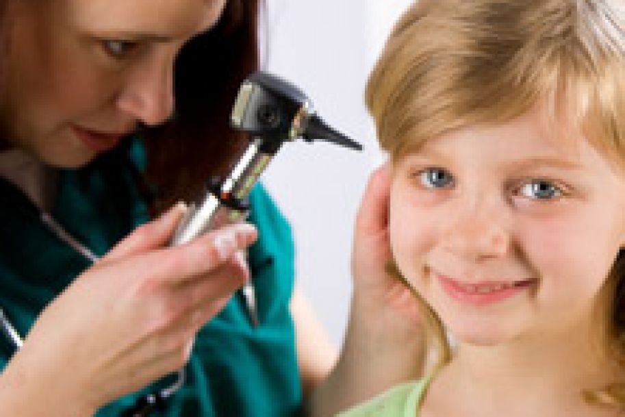 Ostre zapalenie ucha środkowego: postępowanie w gabinecie lekarza rodzinnego czy laryngologa?