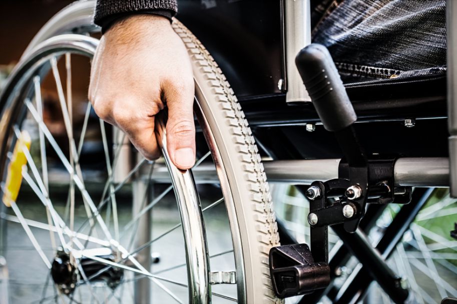Wózek inwalidzki tylko dla bogatych, czyli limity NFZ