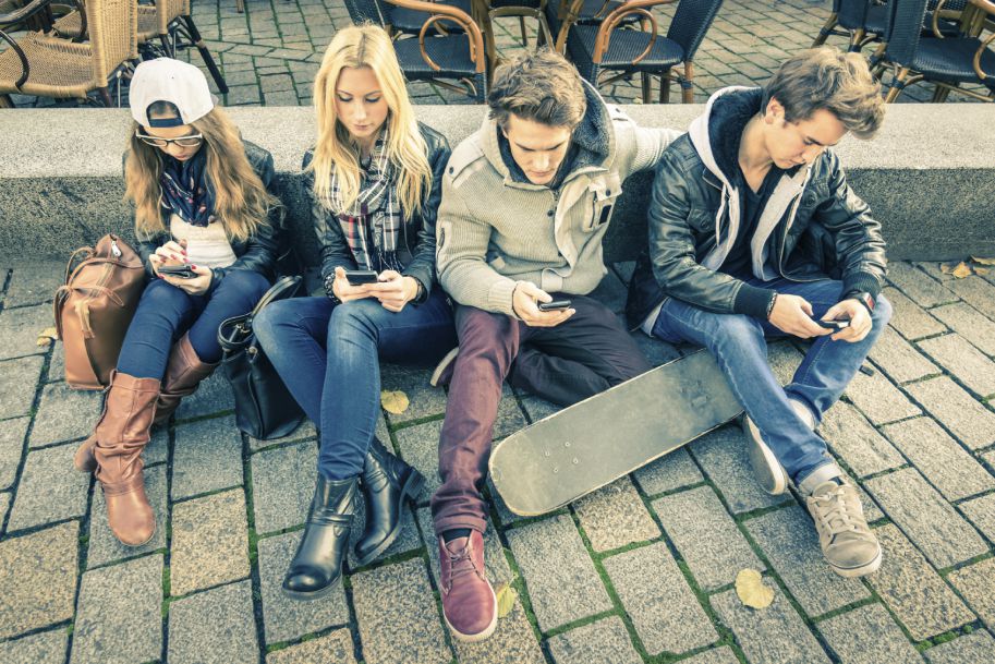 Badanie: Nadmierny czas korzystania ze smartfona może przyspieszać początek dojrzewania