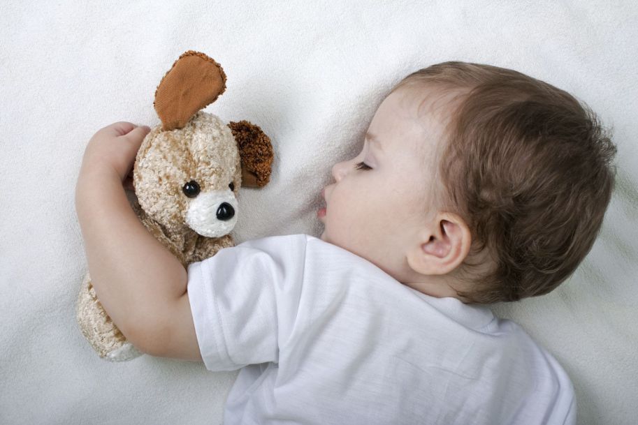 Naukowcy już wiedzą, od kiedy dziecko powinno spać w łóżku