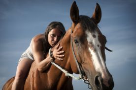 Badanie: Psycholożka z UŁ bada działanie innowacyjnej metody terapeutycznej pracy z koniem