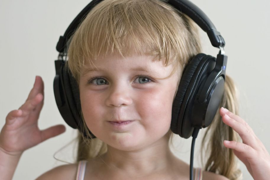 Co dziesiąte małe dziecko zasypia ze słuchawkami na uszach