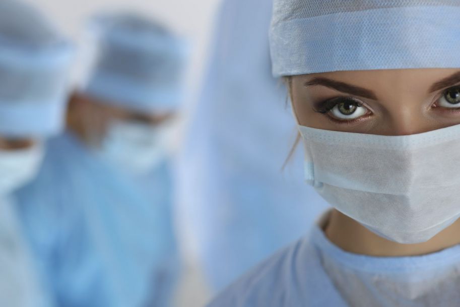 Chirurdzy płci żeńskiej dostają mniej skomplikowane przypadki