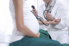 Ciężki lub umiarkowany COVID-19 zwiększa ryzyko powikłań ciąży