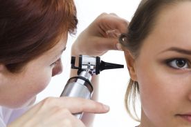 Ostre zapalenie ucha środkowego: postępowanie w gabinecie lekarza rodzinnego czy laryngologa?