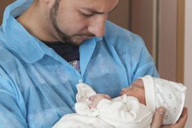 Dla niemowląt urodzonych przez cesarskie cięcie korzystny jest bliski kontakt z ojcem