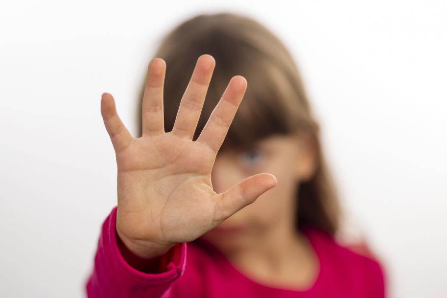 Szkoły mają problem z antycovidowymi rodzicami, którzy nie pozwalają nawet na dezynfekcję rąk