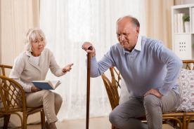 Co jest przyczyną zaniku mięśni nóg u seniorów?
