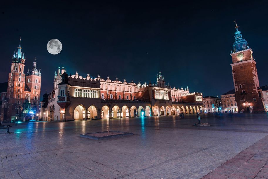 W Krakowie trwa montaż inteligentnego oświetlenia