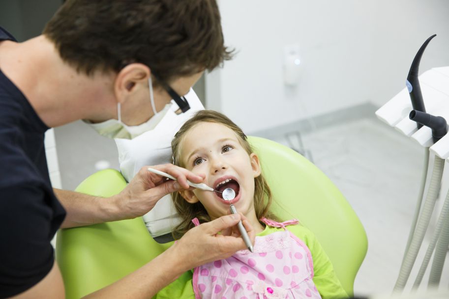 Leczenie stanów zapalnych miazgi zębów mlecznych – przegląd piśmiennictwa