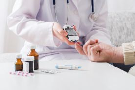 Jakie leki powinny być kojarzone z metforminą na wczesnym etapie leczenia cukrzycy? Jakie czynniki z zakresu fizjologii oraz mechanizmów działania tych leków decydują o tym wyborze?