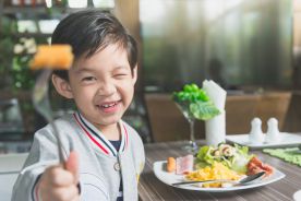 Naukowcy: Śniadania w domu wpływają na zdrowie psychospołeczne dzieci