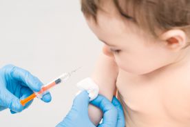 Czy powinno się opóźnić szczepienie dzieci przeciw Covid-19? Podzielone głosy ekspertów