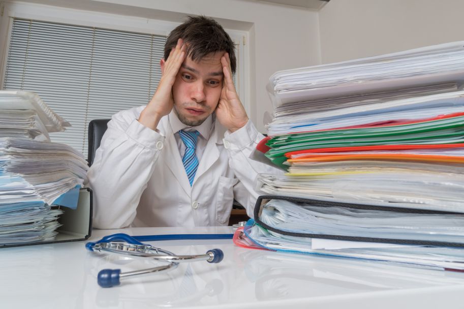 Raport NIK: jedną trzecią czasu porady lekarskiej zajmuje praca administracyjna