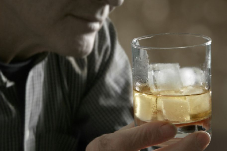 Raport OECD: młodzież coraz częściej nadużywa alkoholu