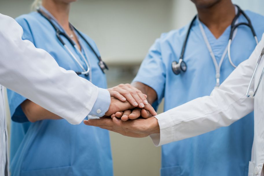 Grupowe transfery lekarzy: „dochodzi do nieczystych zagrywek”
