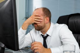 Przewlekły stres i praca przy komputerze do późna to najczęstsze przyczyny bezsenności