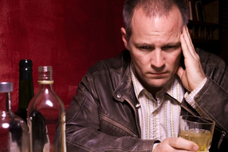 Nadużywanie alkoholu przyspiesza problemy z pamięcią