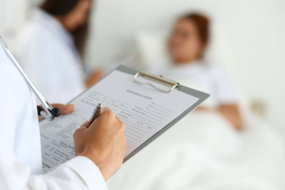 Brytyjscy lekarze wpisywali w papiery upośledzonych: „w razie zakażenia koronawirusem nie reanimować”