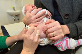 Rodzice uchylający się od szczepienia ochronnego dziecka w okresie noworodkowym – analiza postaw
