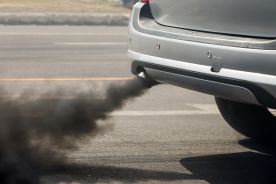 Badacze: Samochodowe spaliny mogą mieć związek z tzw. wielochorobowością