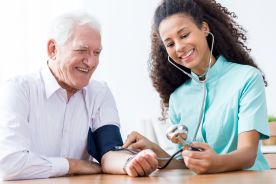 Między Scyllą a Charybdą – leczenie nadciśnienia tętniczego w wieku podeszłym i bardzo podeszłym – bardziej czy mniej intensywnie?