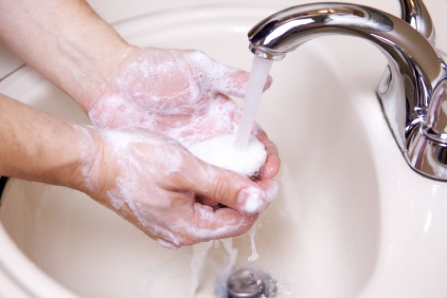 Ręczne mycie naczyń zmniejsza ryzyko alergii u dzieci