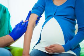Kto ma największy wpływ na decyzję o poddaniu się szczepieniu przeciwko krztuścowi w czasie ciąży?