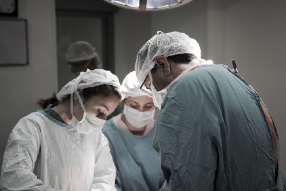Gastrektomia przy wykorzystaniu systemu da Vinci Si versus operacja laparoskopowa u chorych z rakiem żołądka
