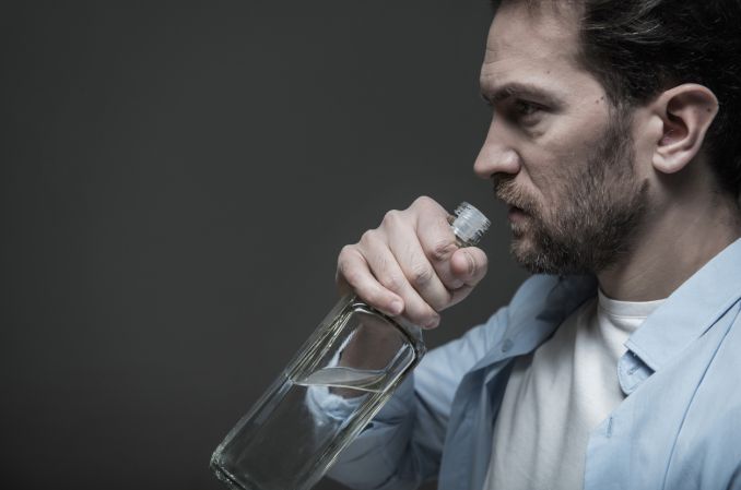 Ekspertka: 70 proc. uzależnionych kierowców potwierdziło, że kupuje alkohol na stacji benzynowej