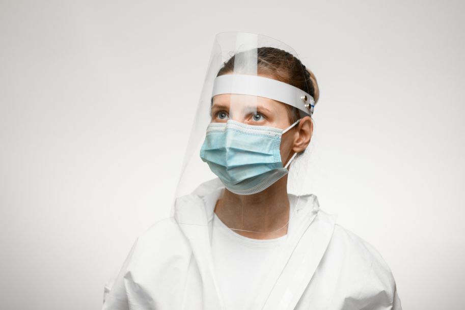 Przyłbice i maski z zaworami niewystarczająco zatrzymują koronawirusa
