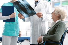 Osteoporoza u starszych kobiet i mężczyzn – diagnostyka i leczenie farmakologiczne