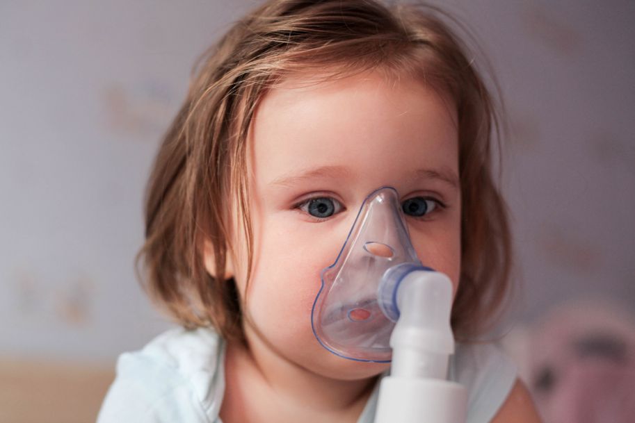 Leki z inhalatora ciśnieniowego dozującego z użyciem komory inhalacyjnej czy z nebulizatora? Co jest efektywniejsze, bezpieczniejsze i tańsze w terapii astmy u dzieci?