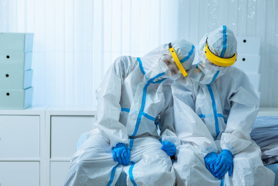 Francuski epidemiolog: pandemia nie zostanie opanowana przed latem 2022 r.