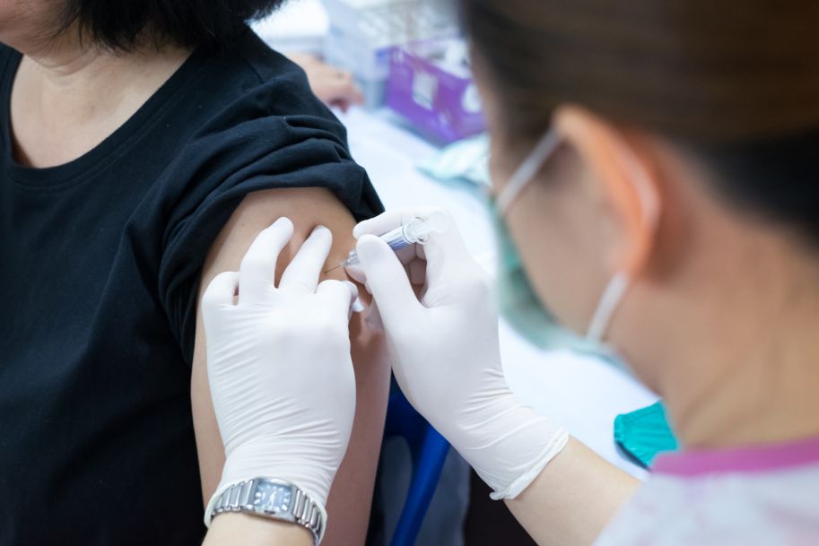 NIL apeluje o dokończenie szczepień medyków, Ministerstwo Zdrowia odpowiada