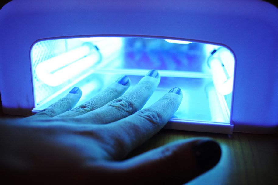 Manicure z wykorzystaniem lampy UV zwiększa ryzyko raka?