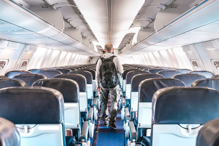 Koronawirus: jak najlepiej rozsadzić pasażerów w samolocie?