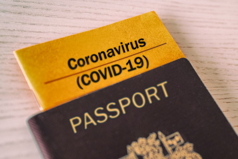Pomysł immunologicznych paszportów zmniejsza skłonność do przestrzegania restrykcji