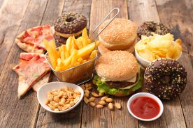 Niezdrowe przekąski zaburzają korzyści ze zdrowych posiłków