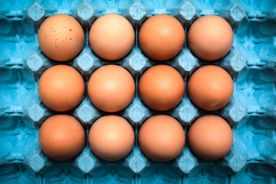 Zdrowe osoby mogą jeść 12 jaj na tydzień